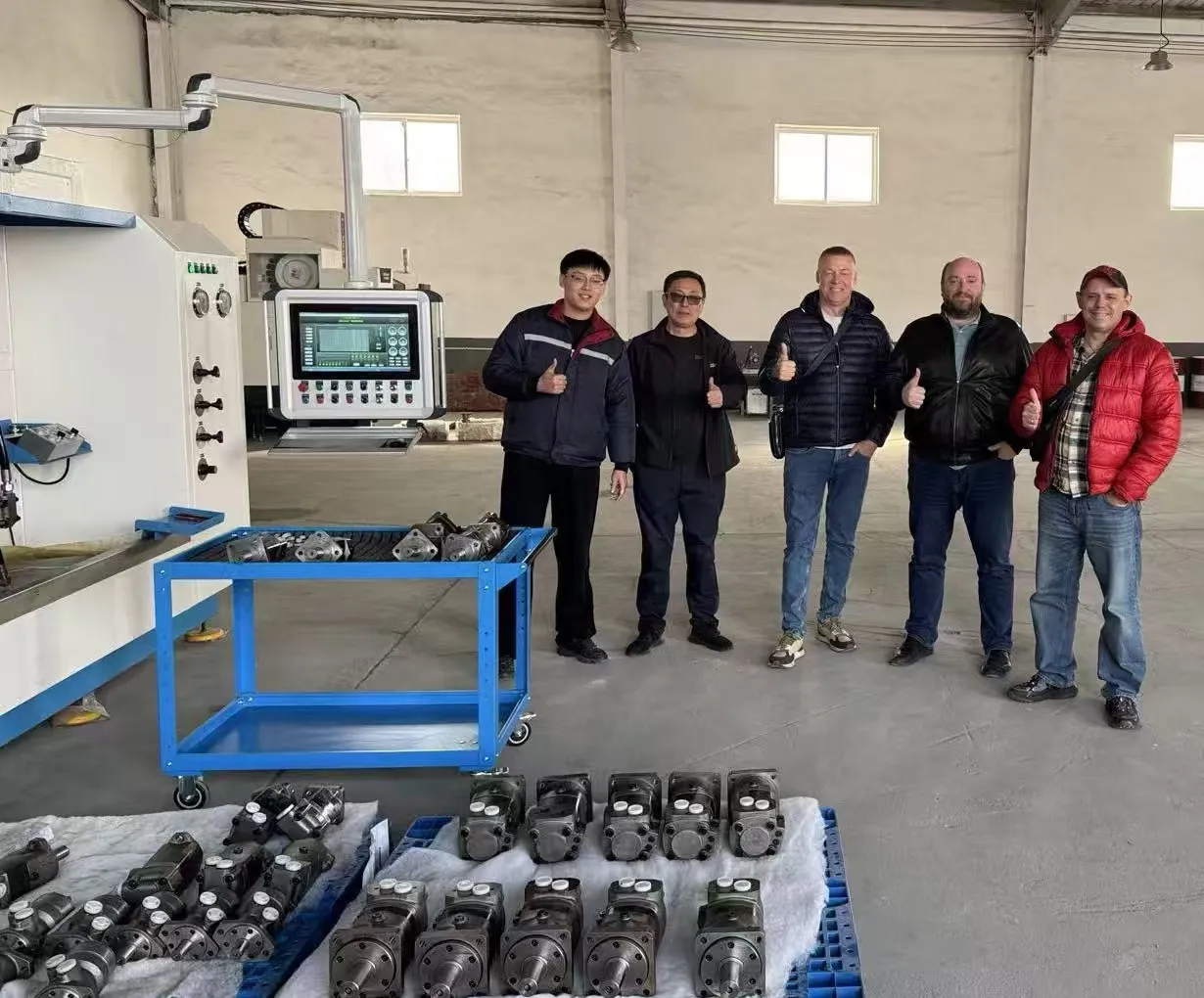 Russiese klante het die Yushan-hidrouliese motorfabriek in Qingdao besoek vir inspeksie en uitruil van menings.